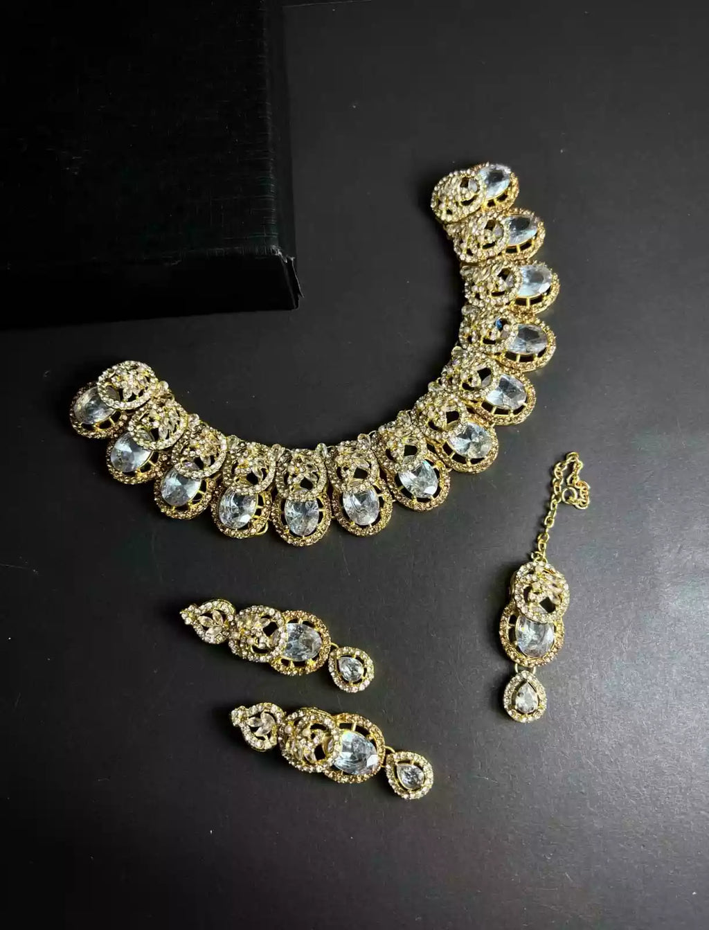 Zircon necklace set with teeka