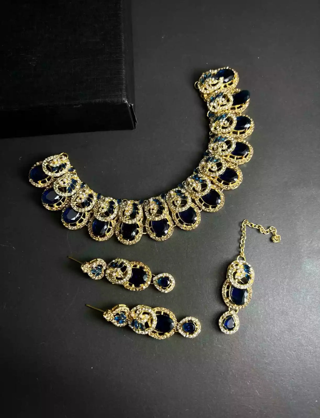 Zircon necklace set with teeka