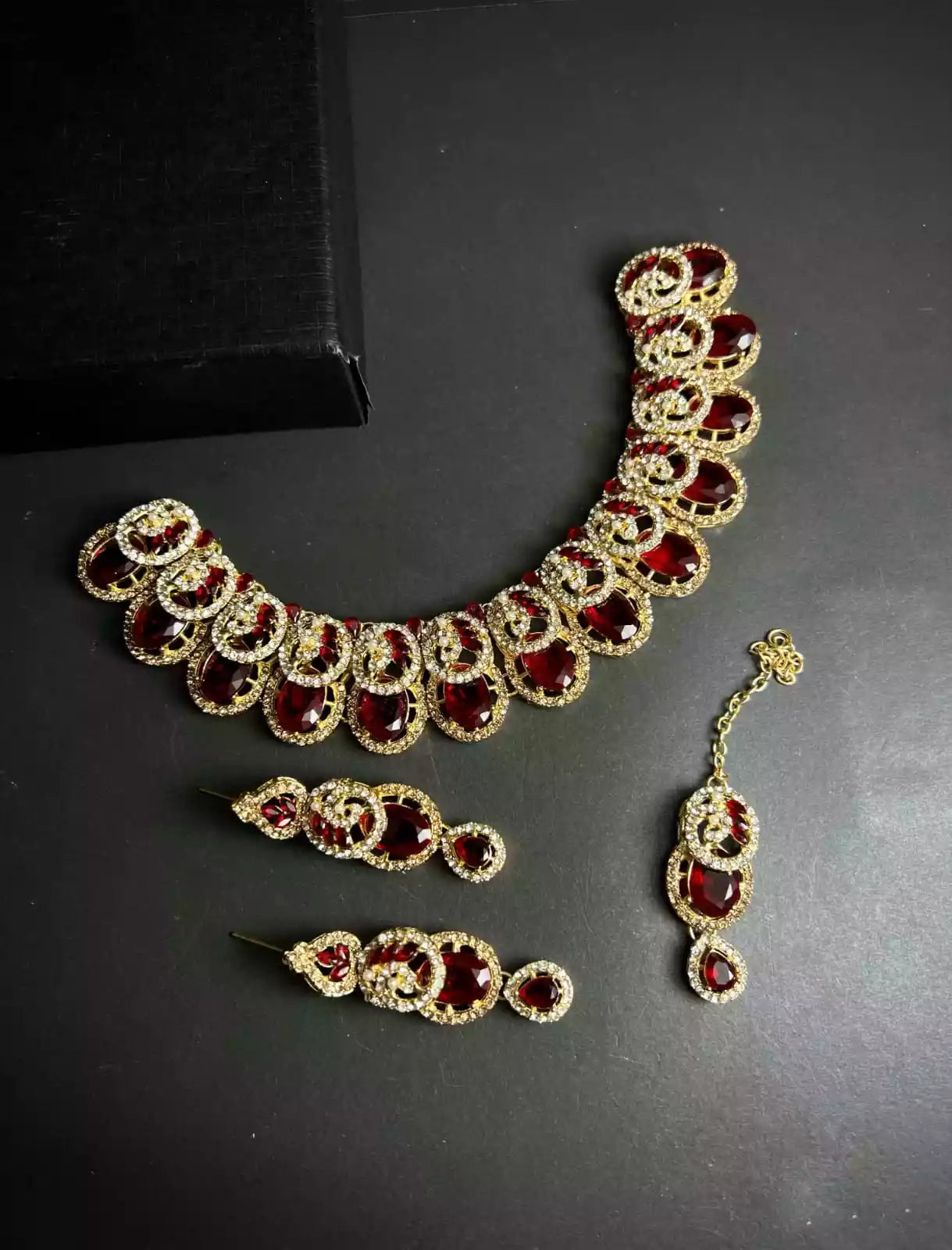 Zircon necklace set with teeka