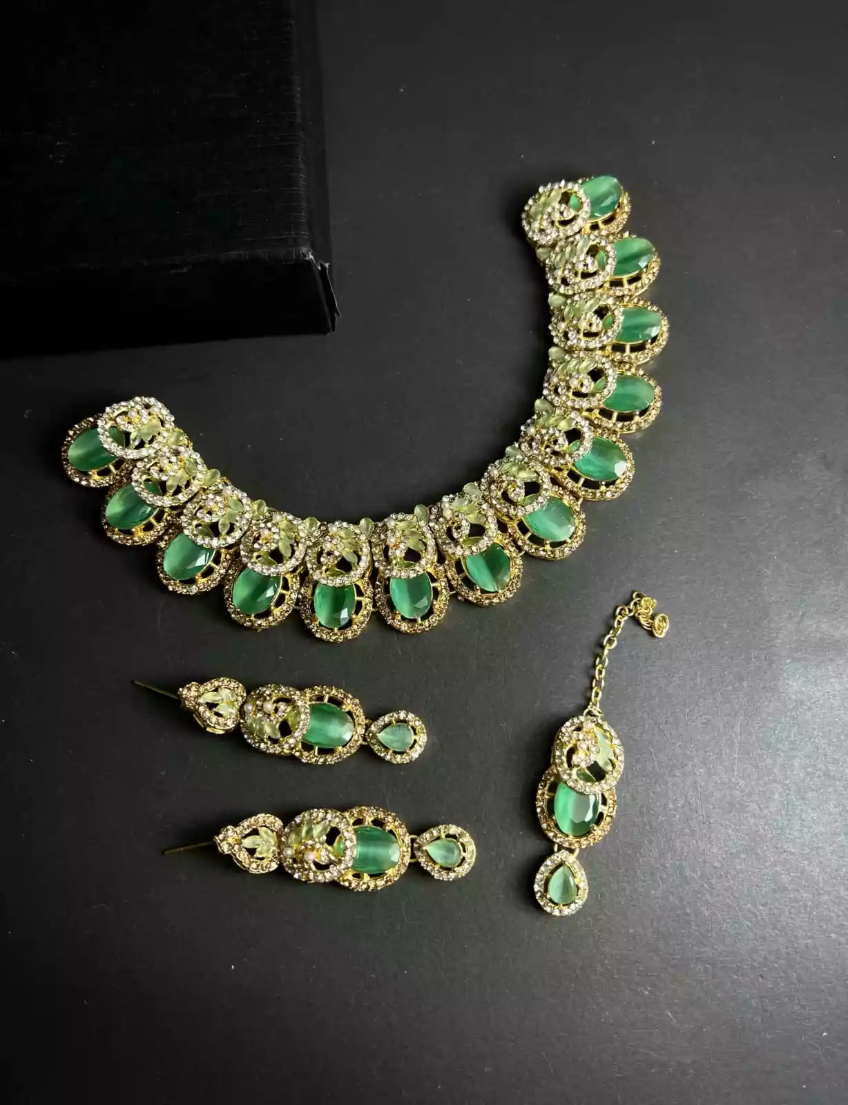 Zircon necklace set with teeka