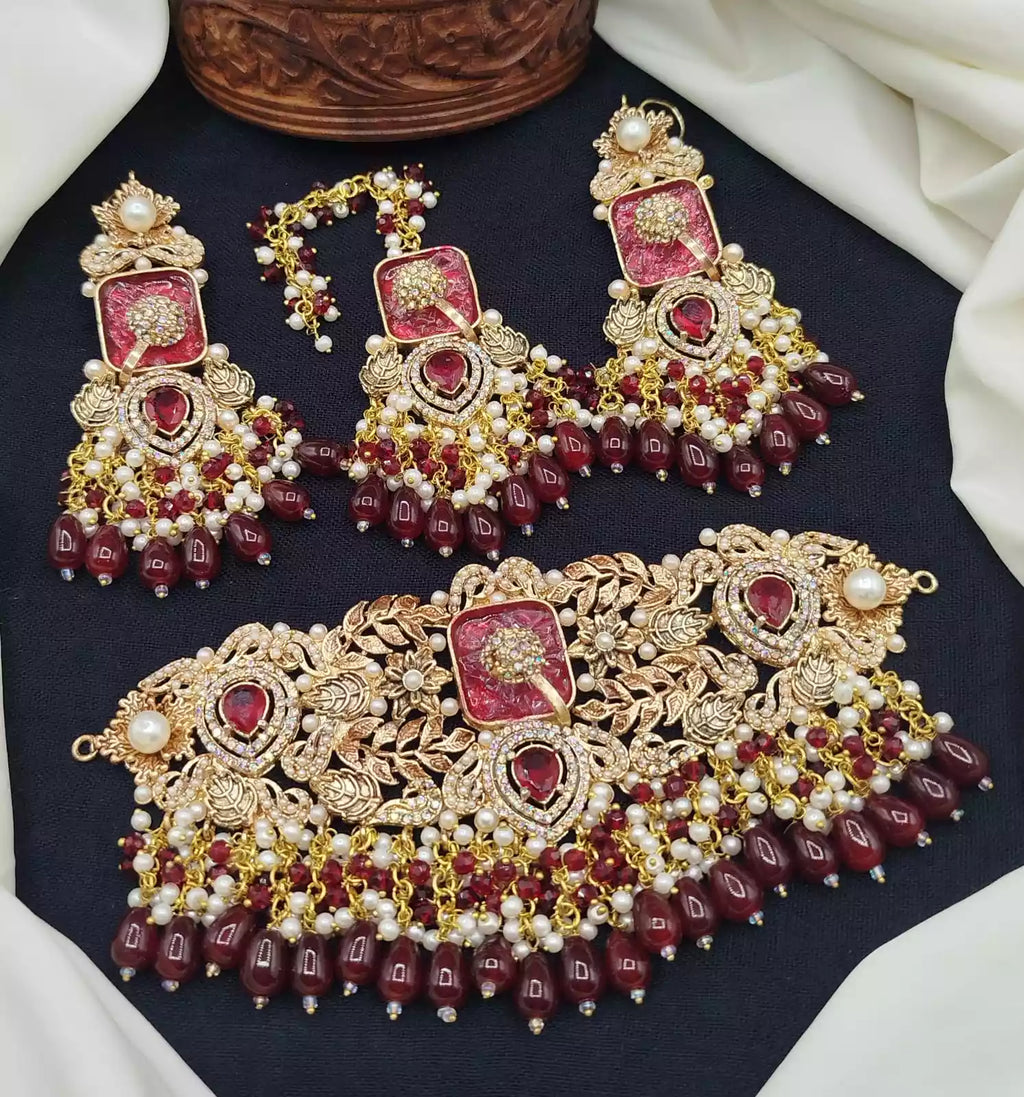 Handmade choker set with teeka