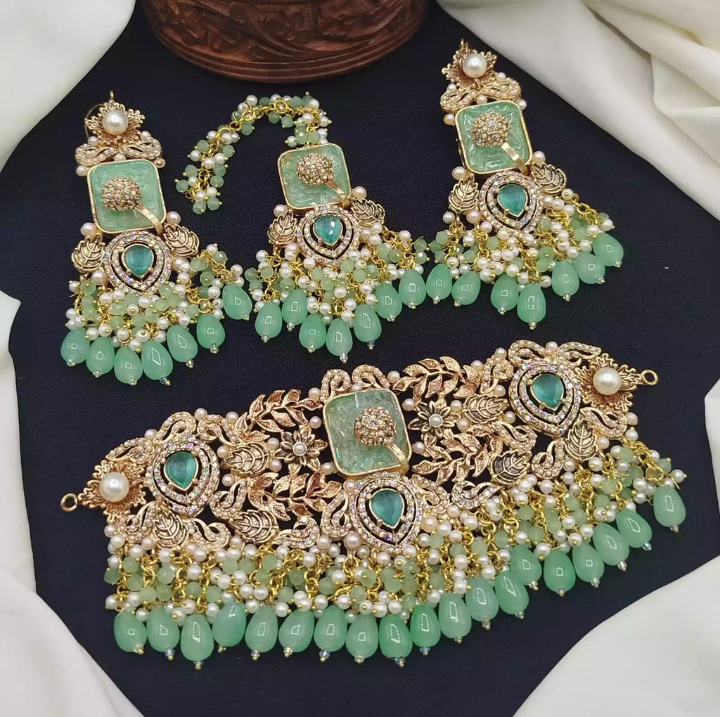 Handmade choker set with teeka