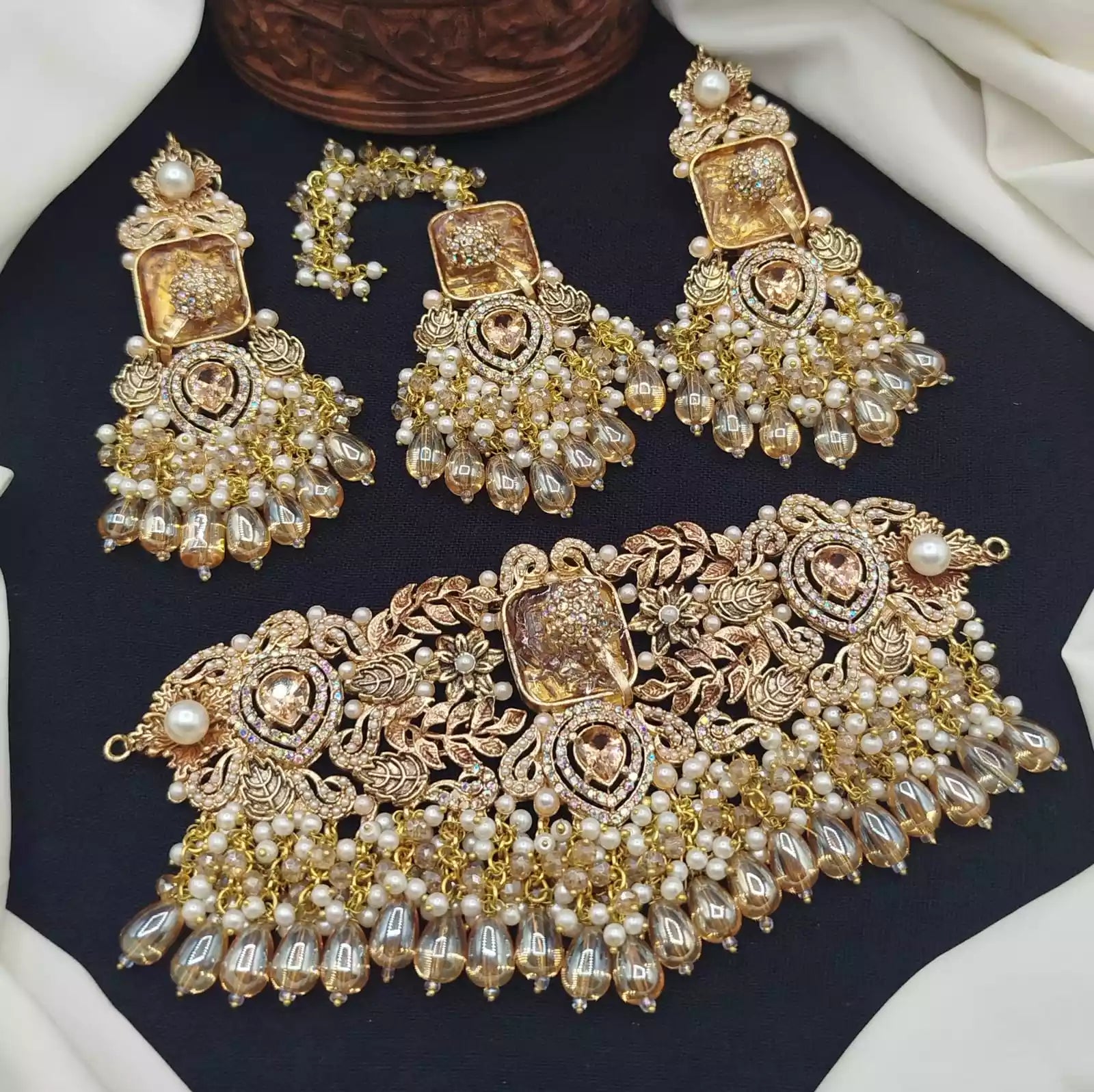 Handmade choker set with teeka
