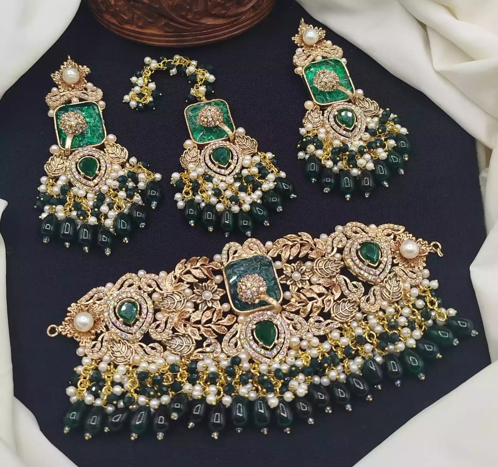 Handmade choker set with teeka