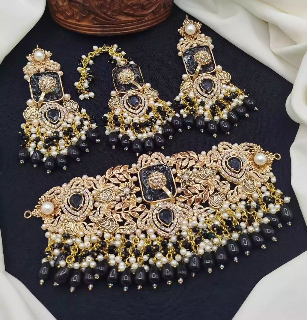 Handmade choker set with teeka