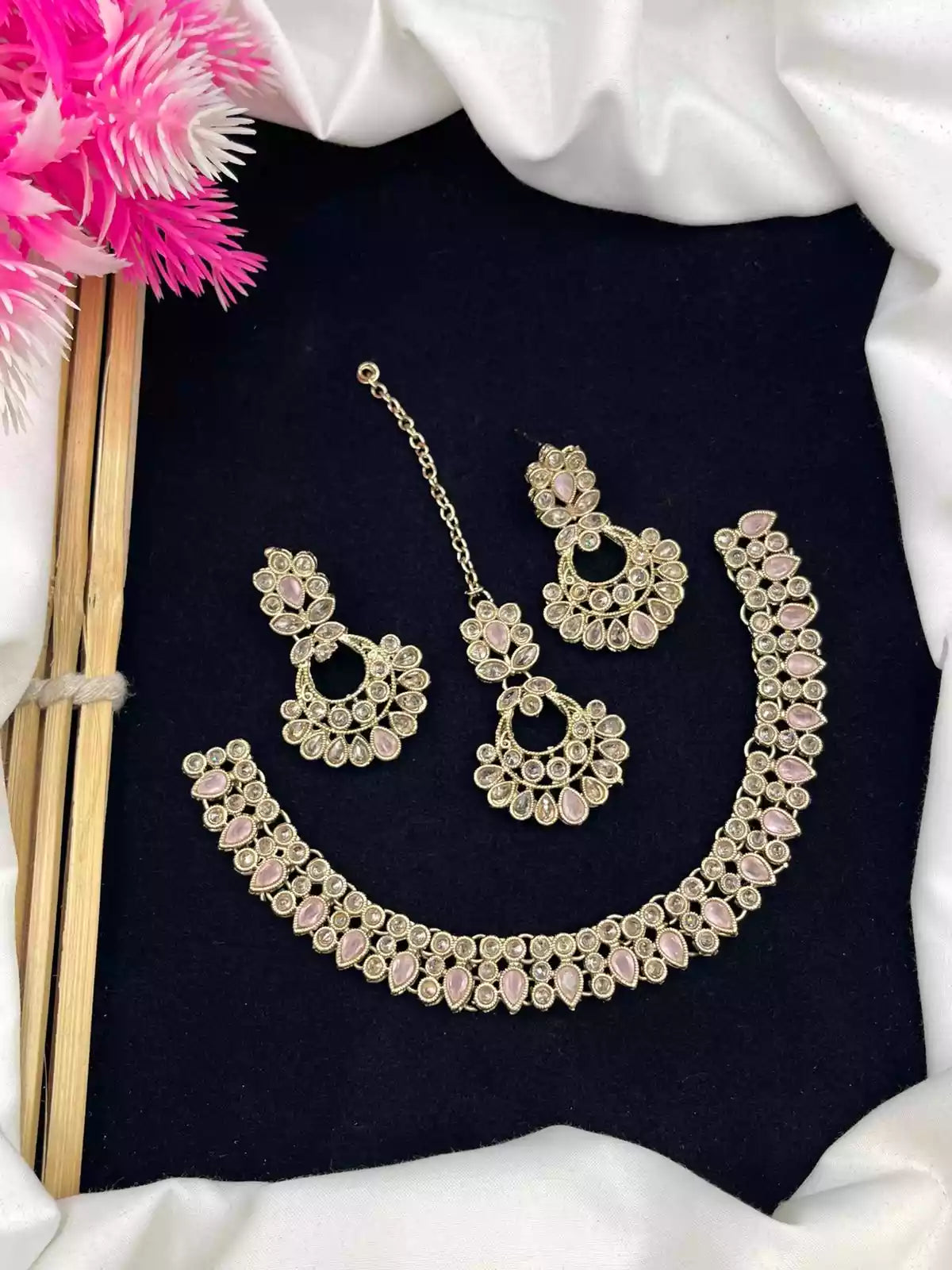 Reverse ad necklace set Secondary image