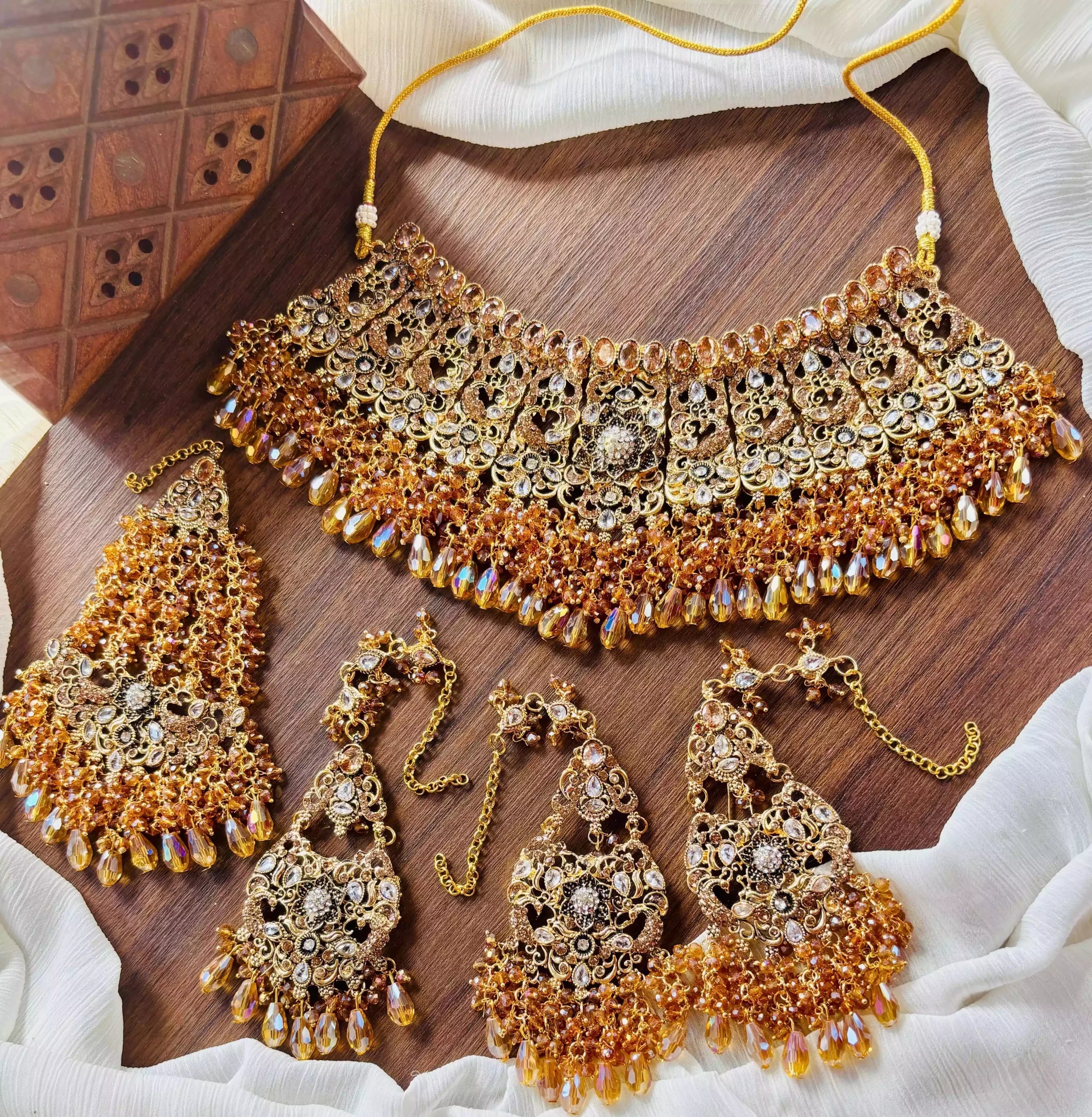 Handmade heavy bridal set Secondary image