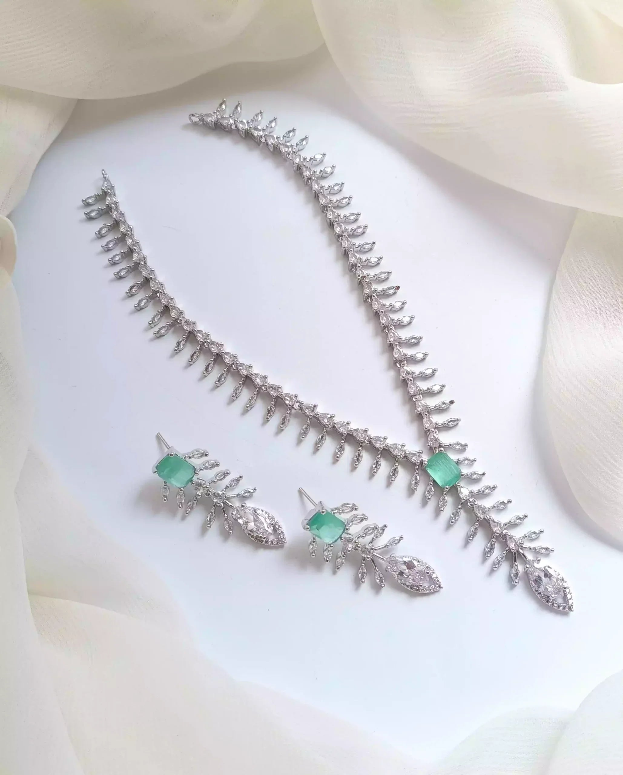 Elegant zircon necklace set Main image