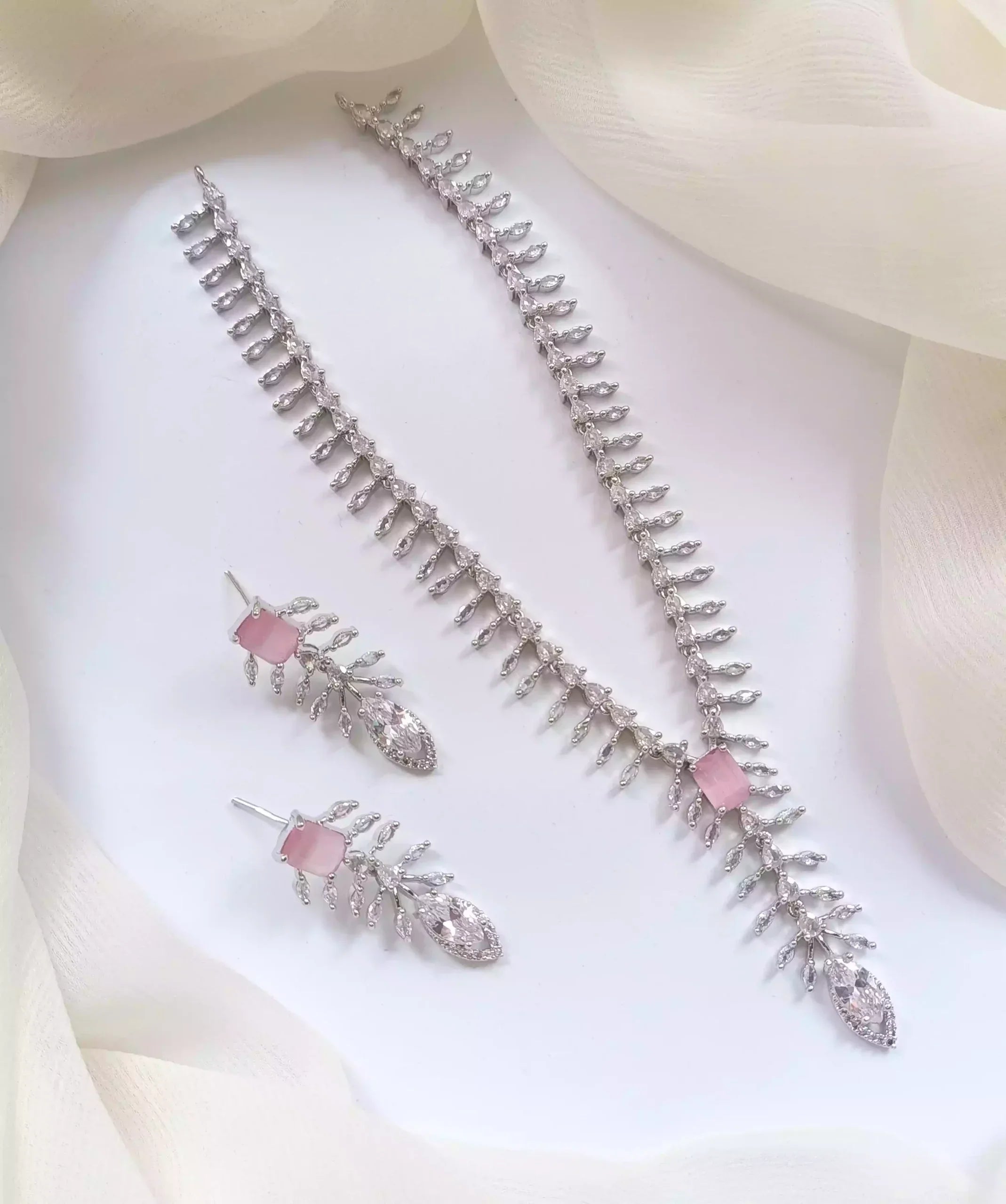 Elegant zircon necklace set Secondary image
