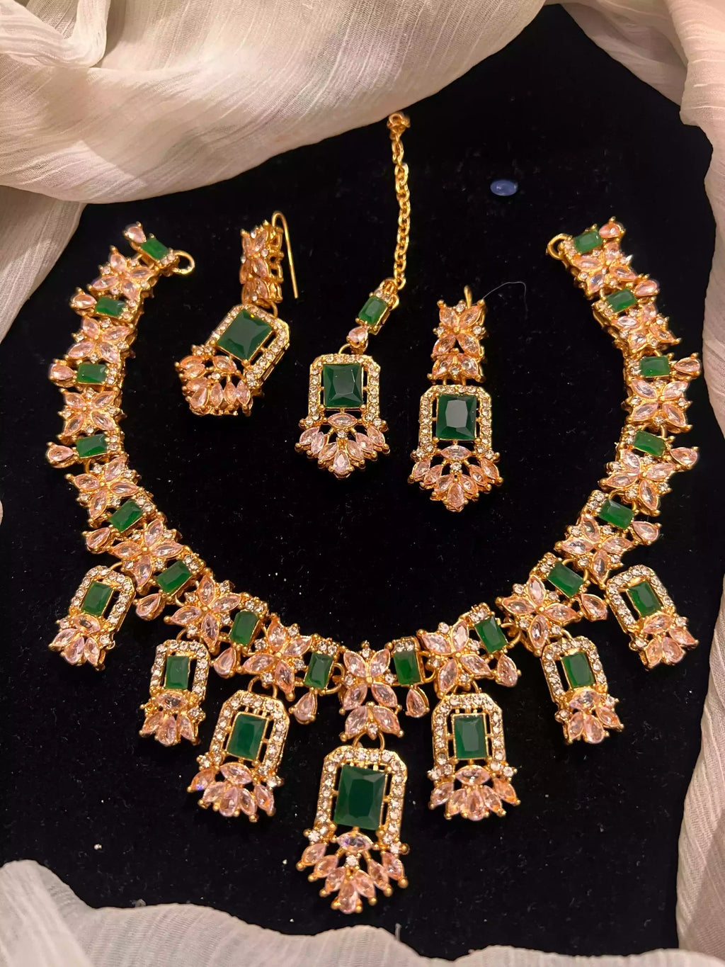 Zircon necklace set with teeka