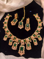 Zircon necklace set with teeka