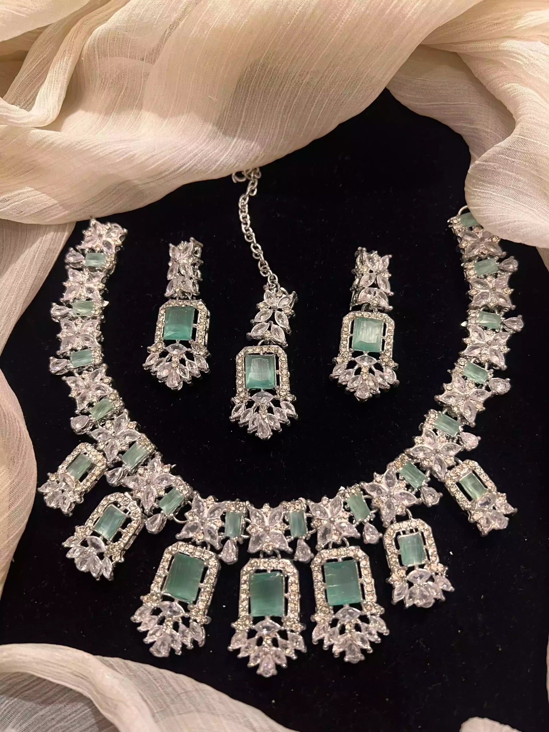 Zircon necklace set with teeka