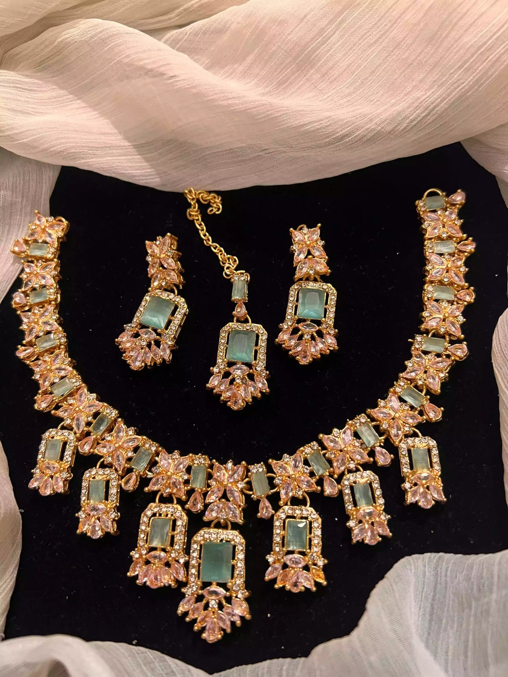 Zircon necklace set with teeka
