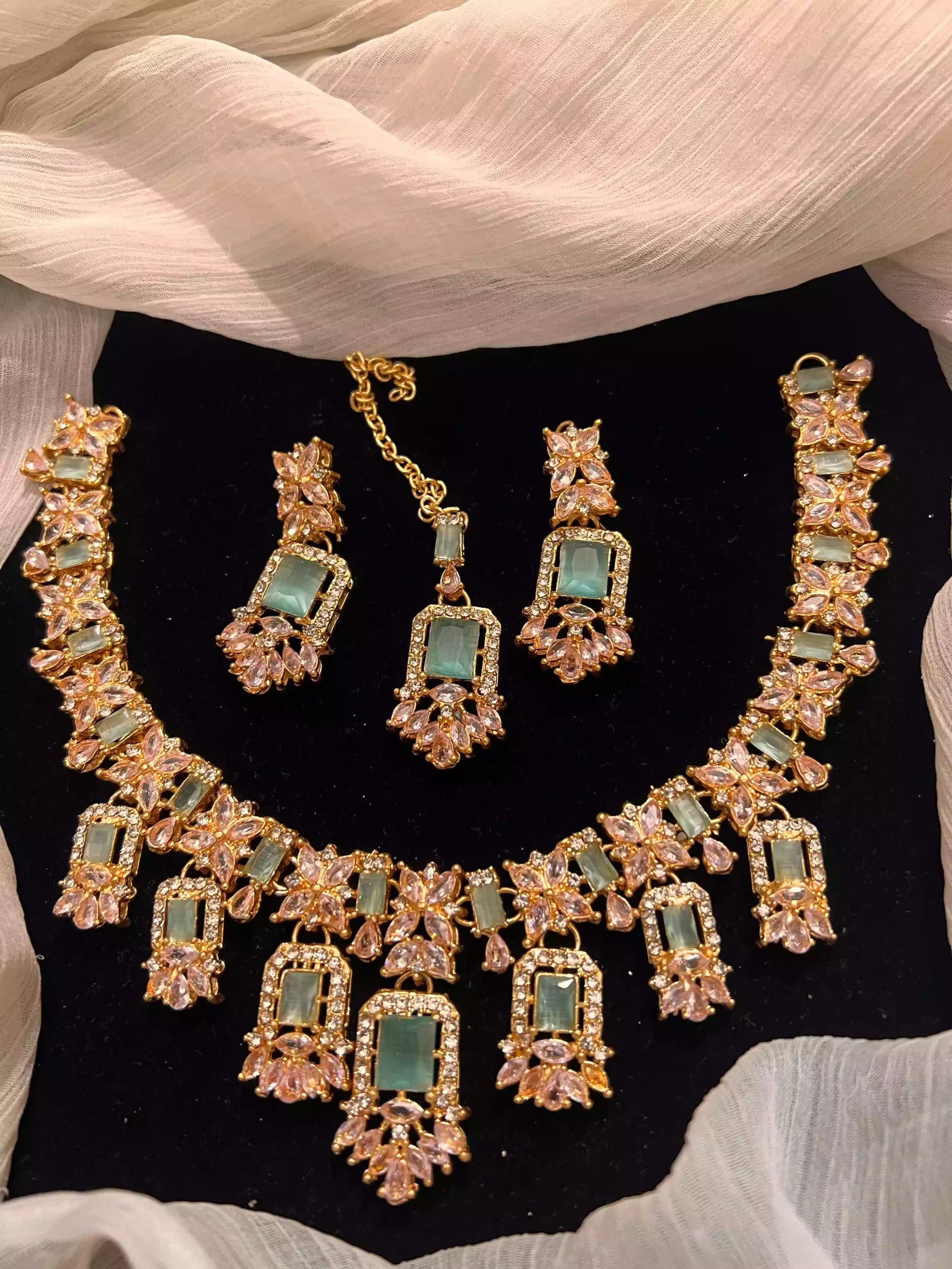 Zircon necklace set with teeka
