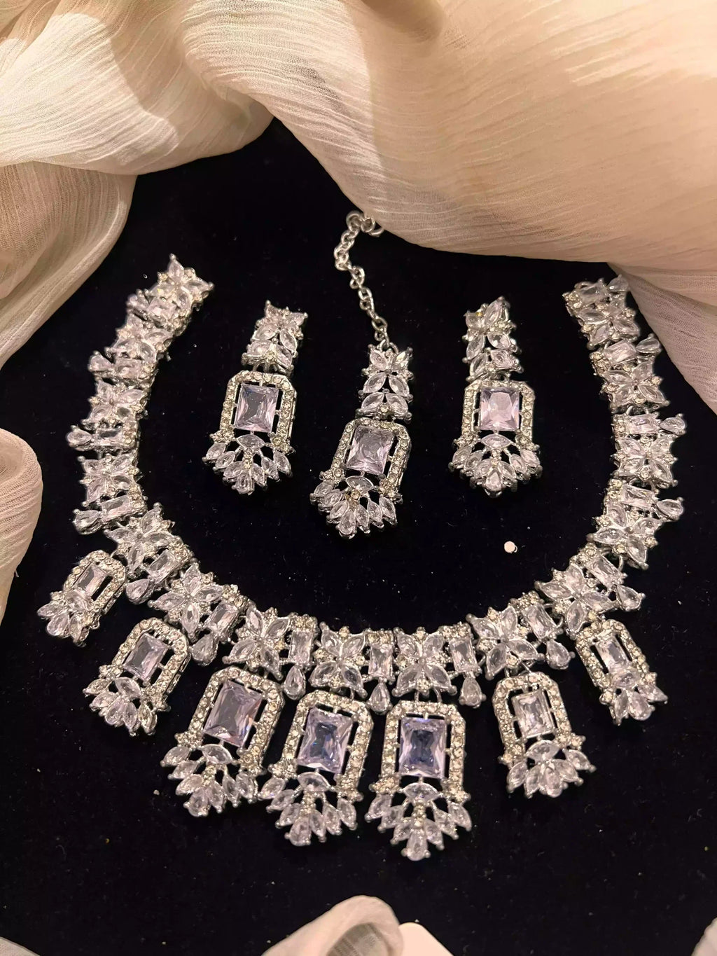 Zircon necklace set with teeka