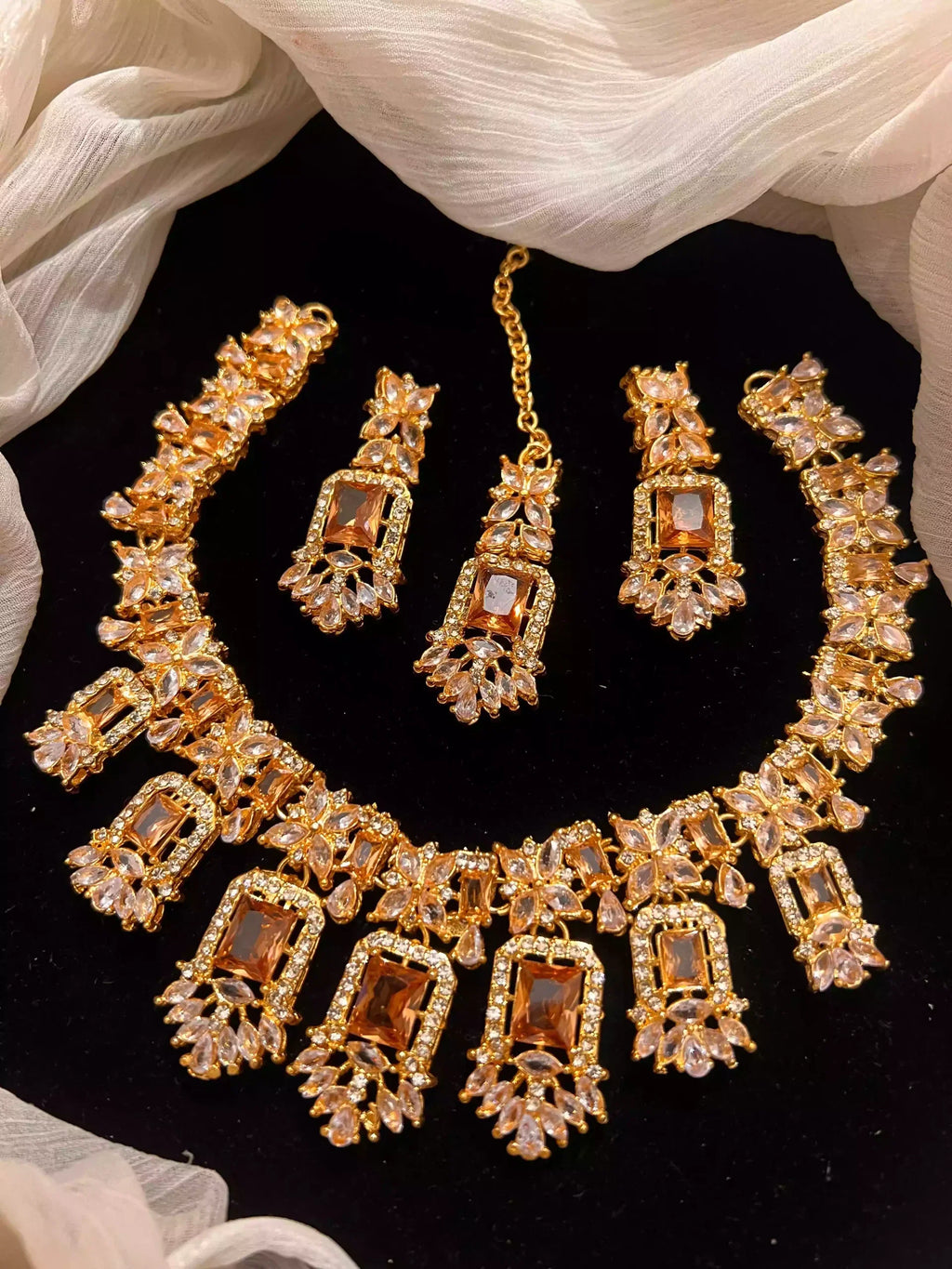 Zircon necklace set with teeka
