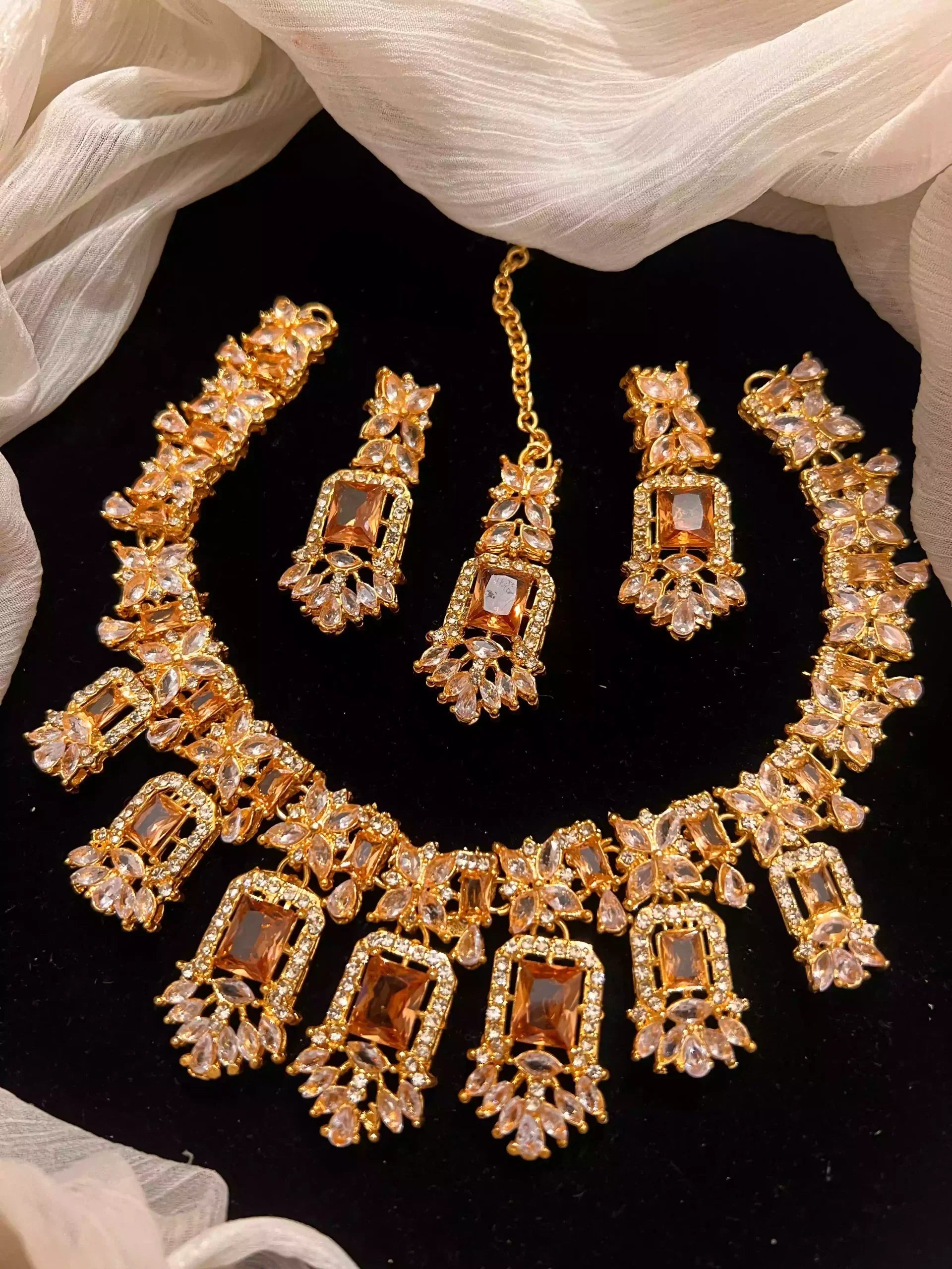 Zircon necklace set with teeka