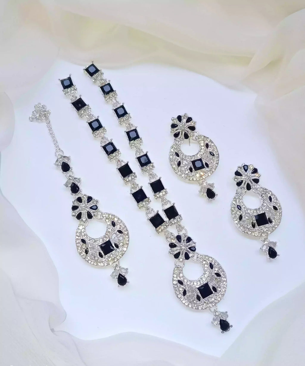 Zircon set with teeka