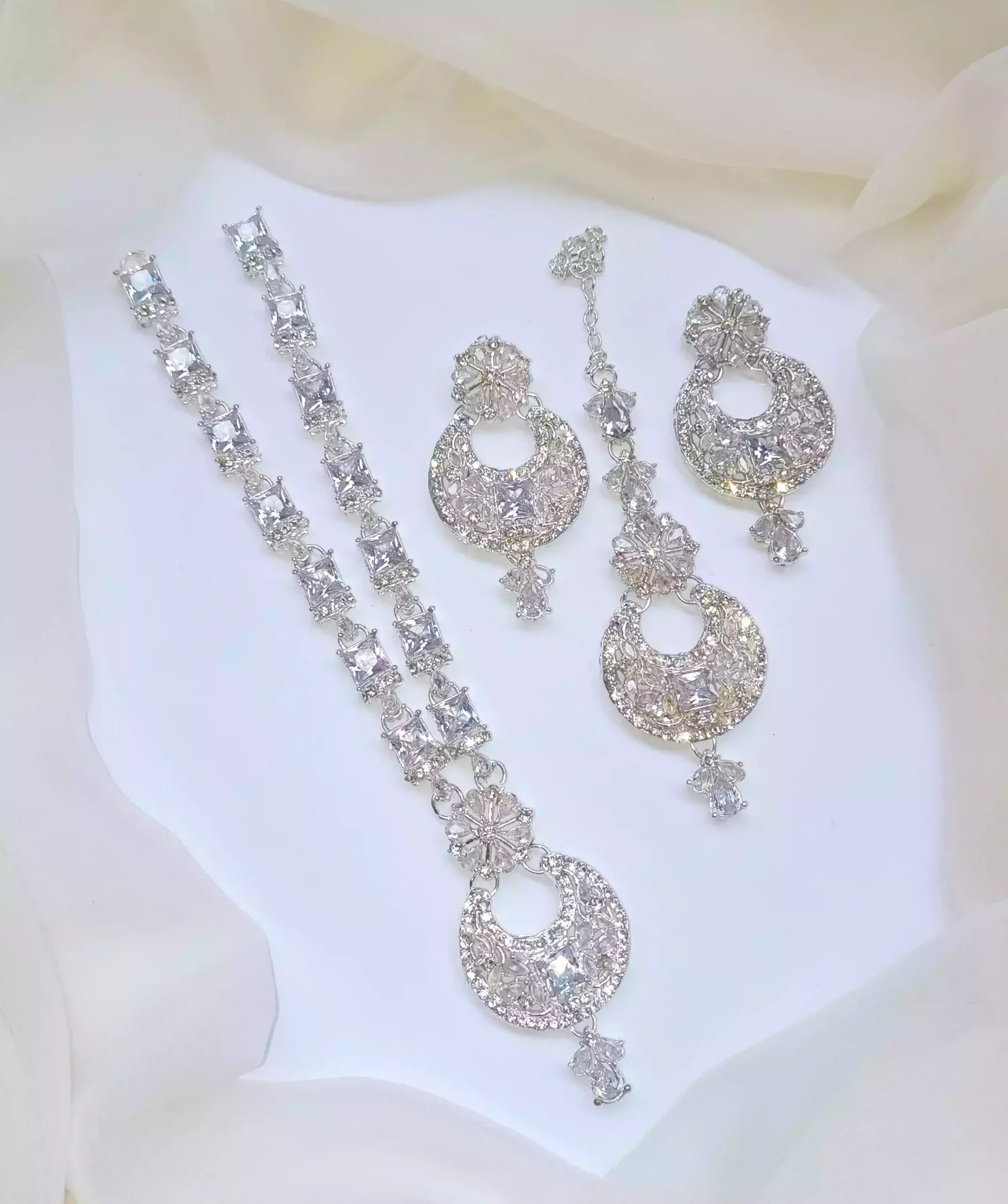 Zircon set with teeka