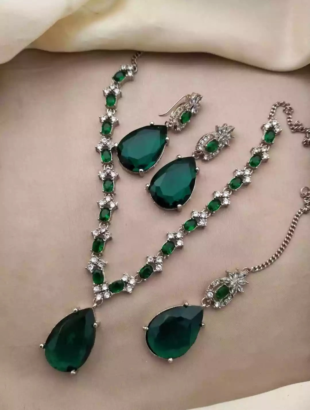 Zircon necklace set with teeka