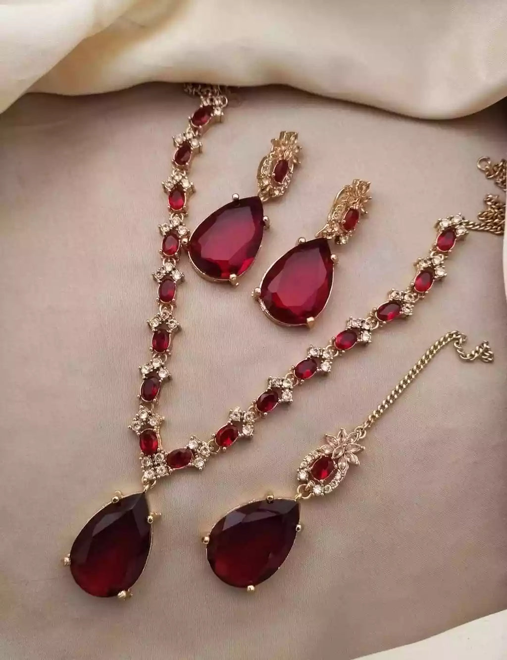 Zircon necklace set with teeka