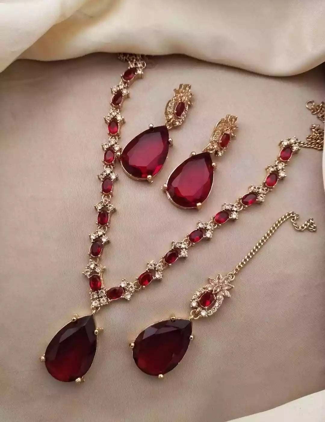Zircon necklace set with teeka
