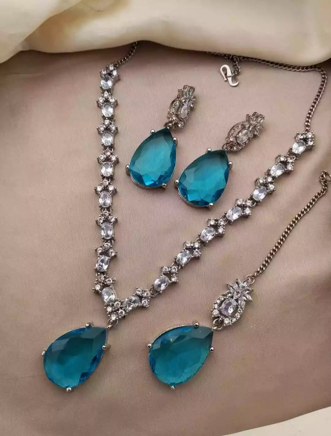 Zircon necklace set with teeka