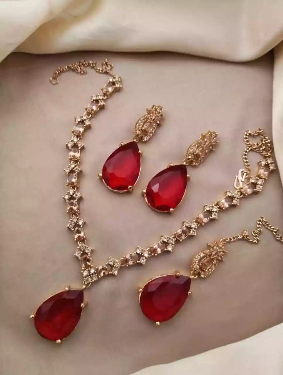 Zircon necklace set with teeka