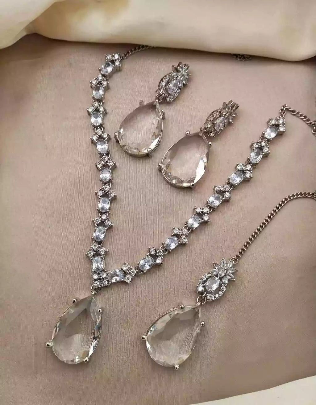 Zircon necklace set with teeka