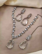 Zircon necklace set with teeka