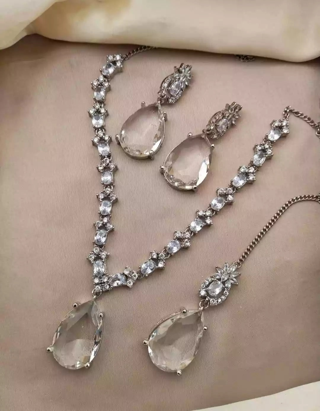 Zircon necklace set with teeka