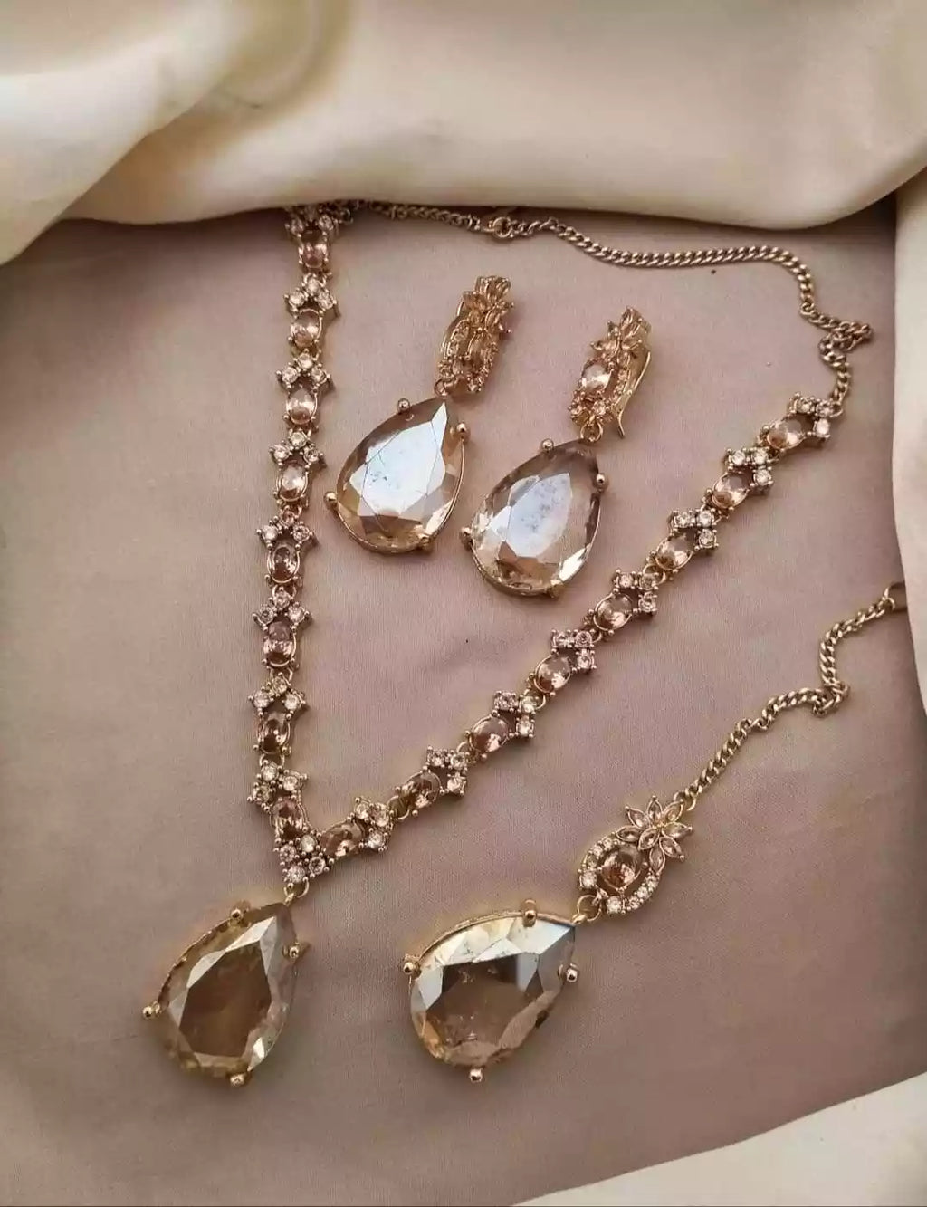 Zircon necklace set with teeka