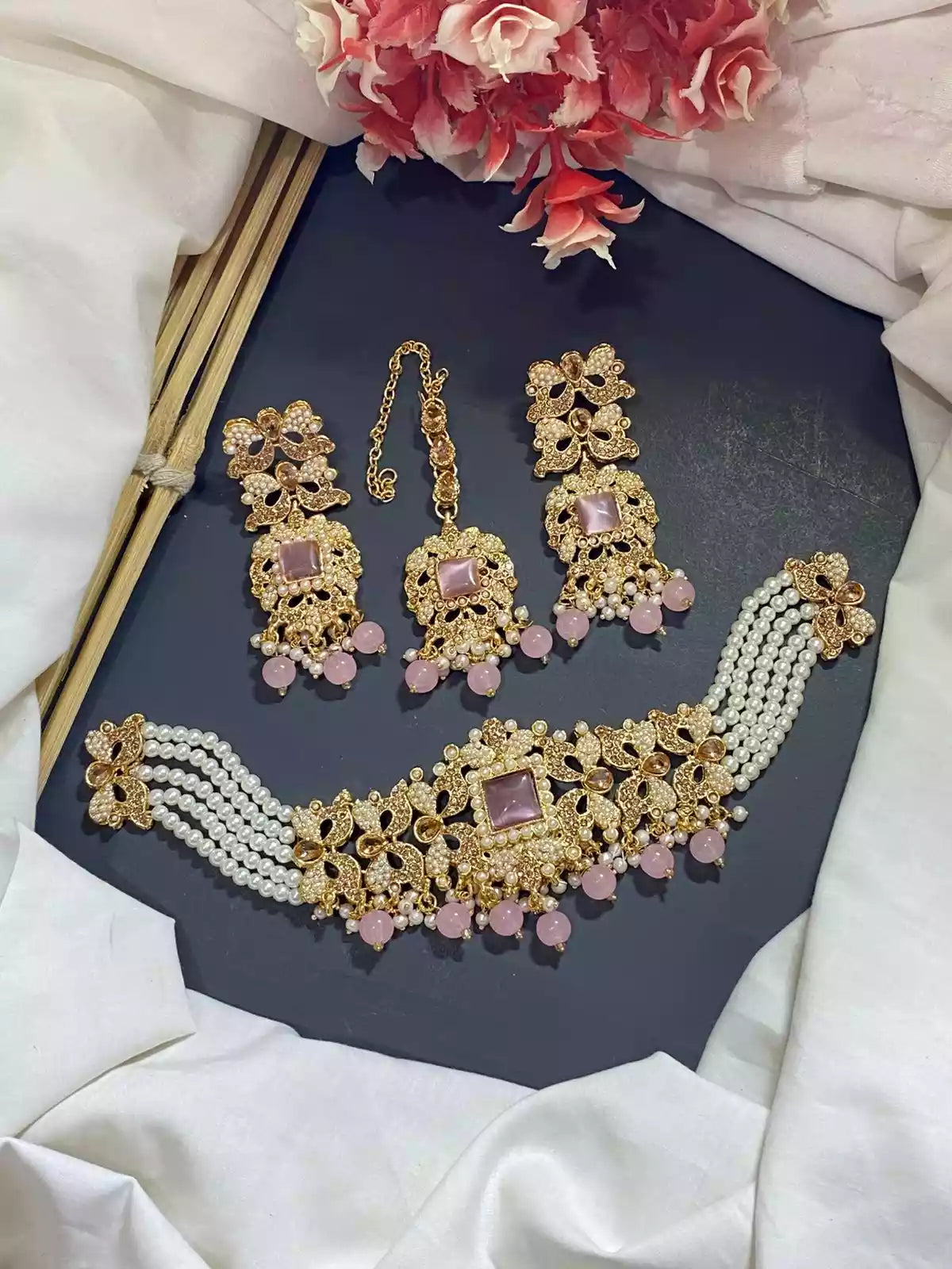 Noratan choker set with teeka Secondary image