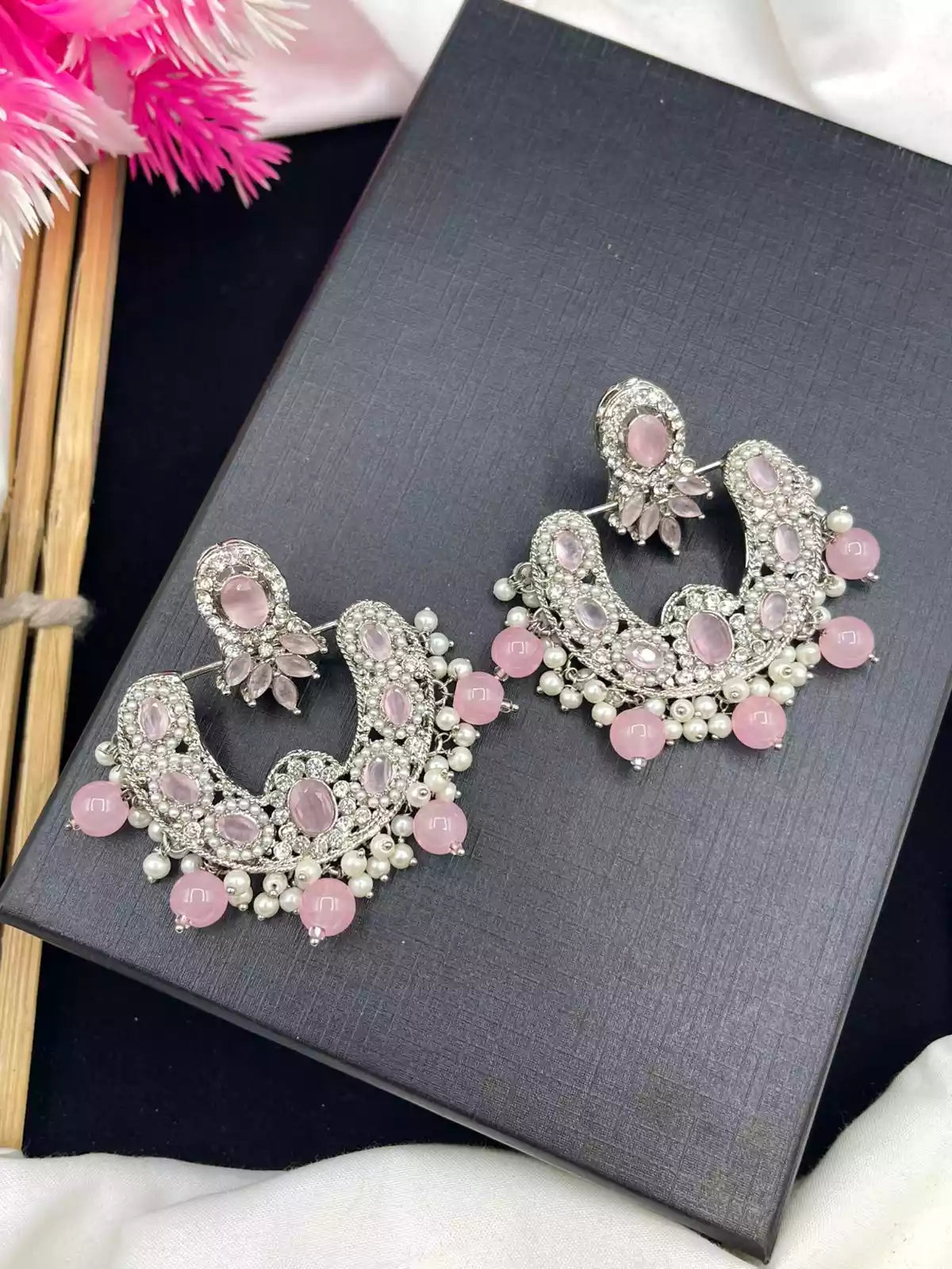 Zircon earrings Secondary image