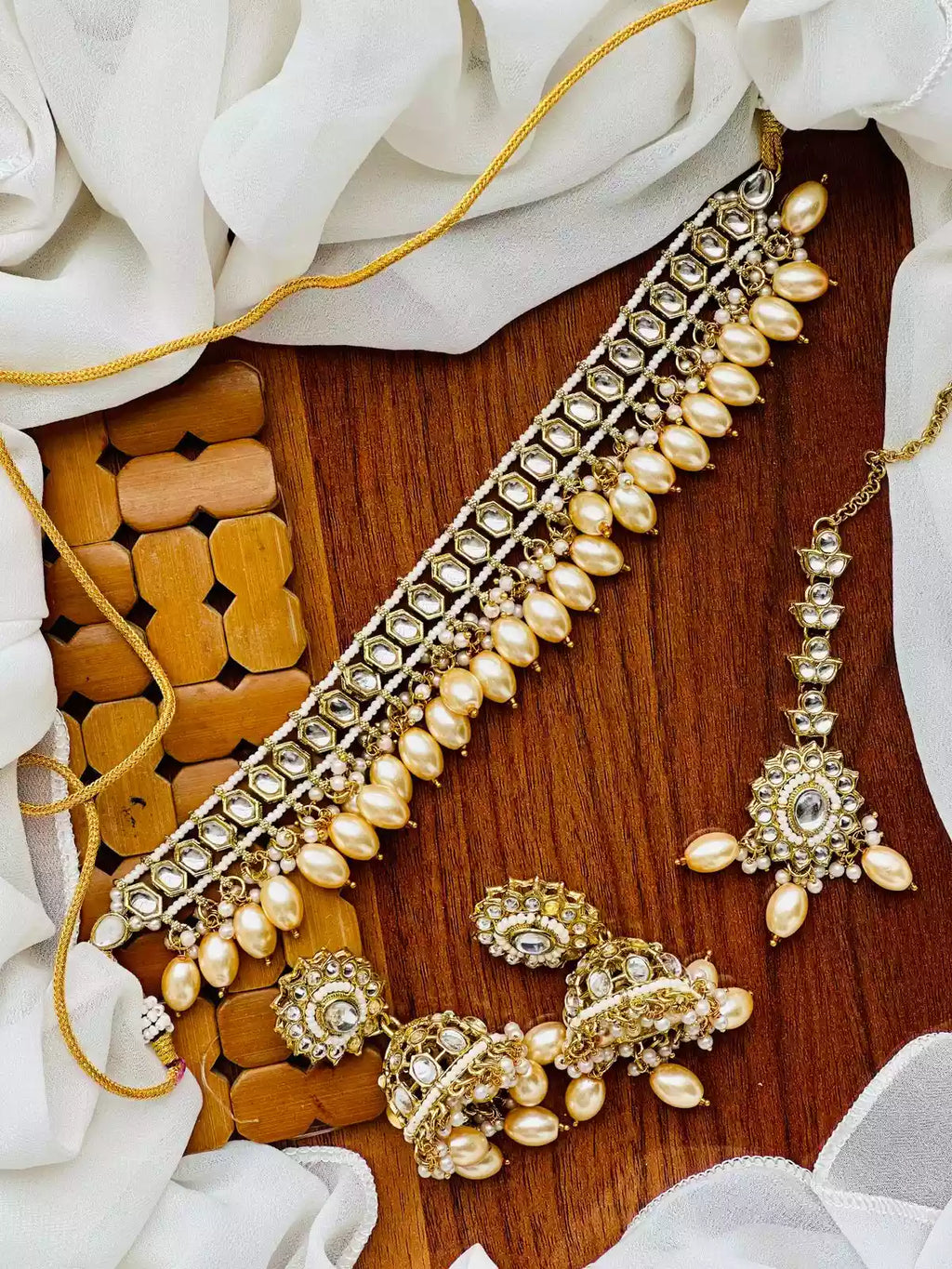 Kundan choker set with teeka