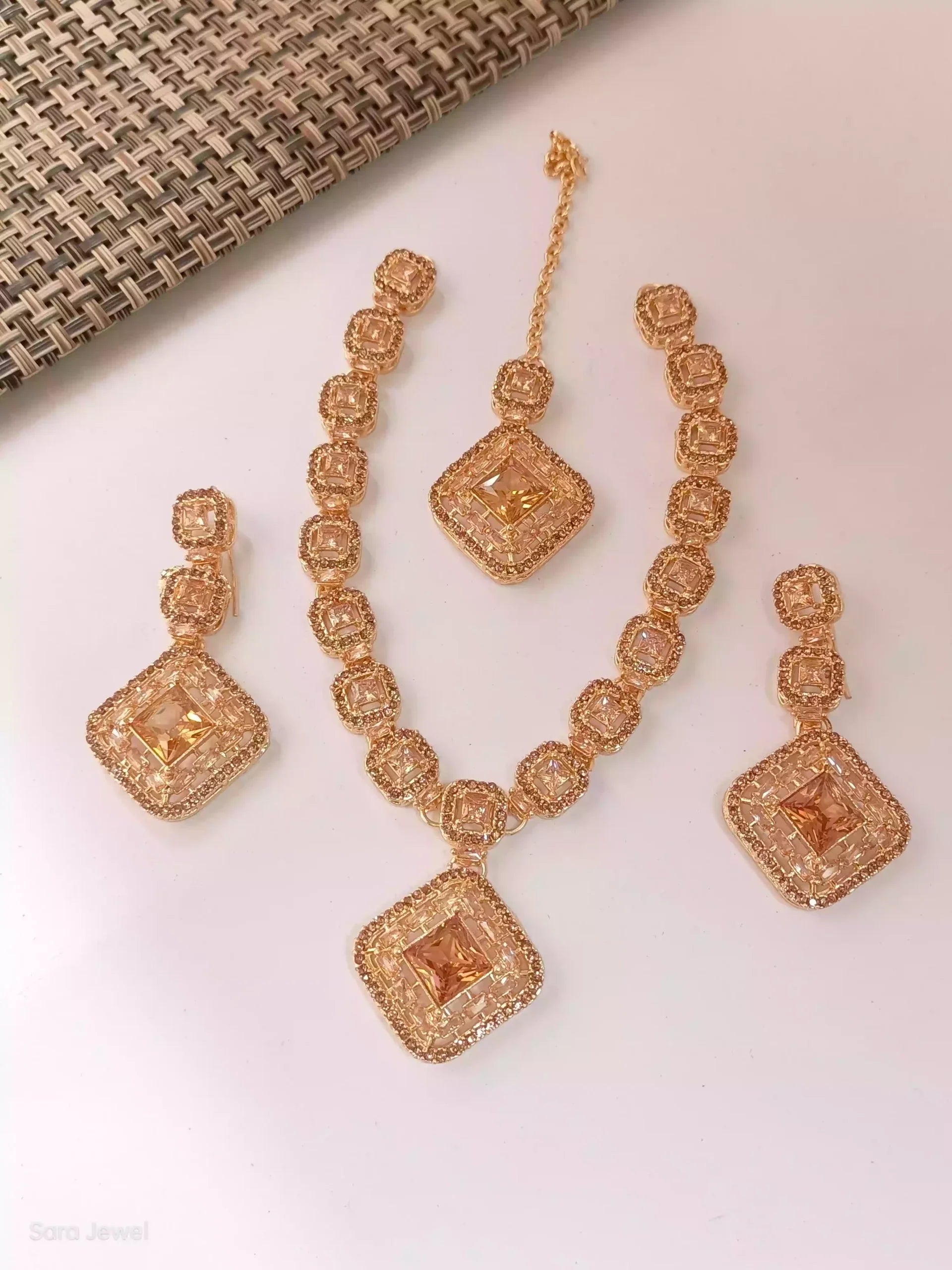 Zircon necklace set with teeka Main image