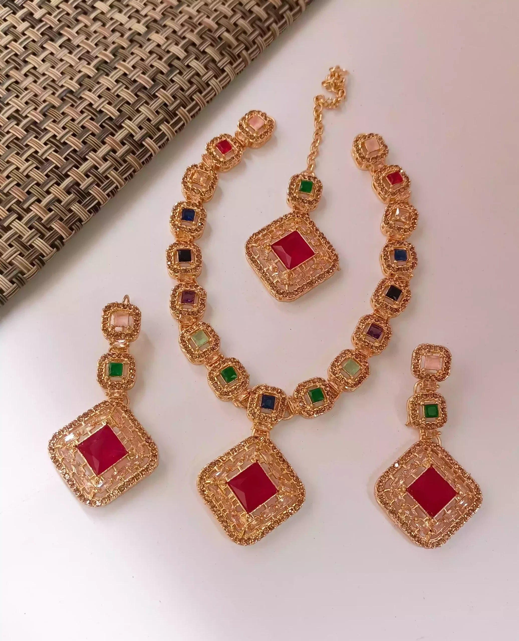 Zircon necklace set with teeka