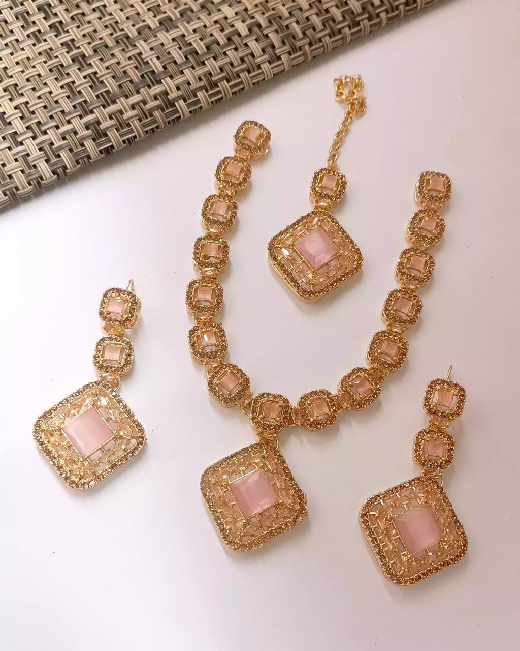 Zircon necklace set with teeka