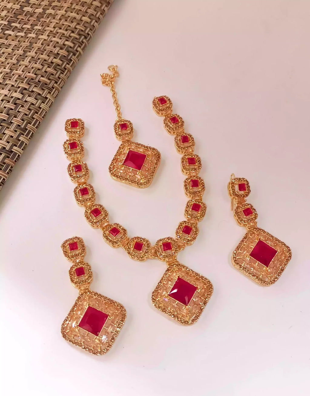 Zircon necklace set with teeka