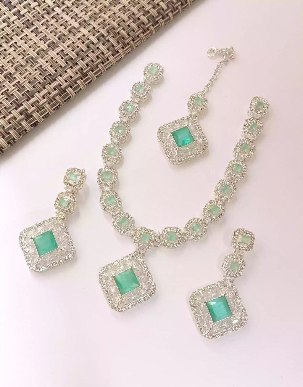 Zircon necklace set with teeka