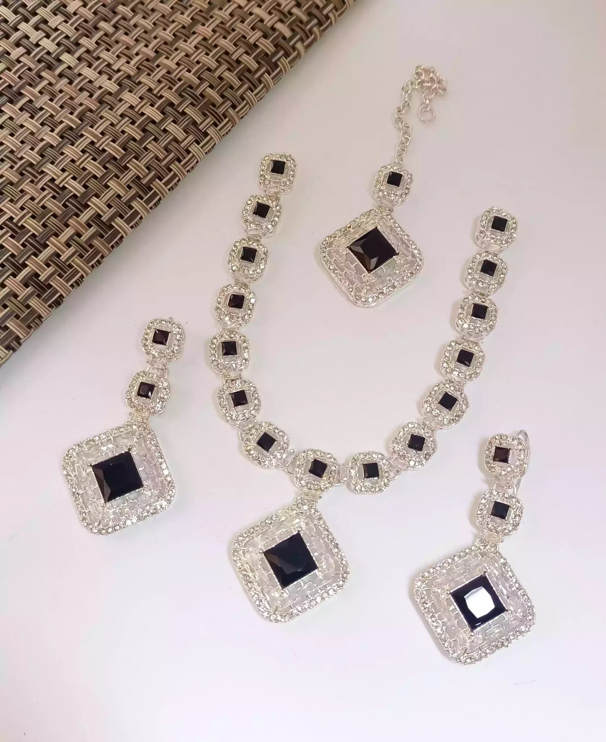 Zircon necklace set with teeka