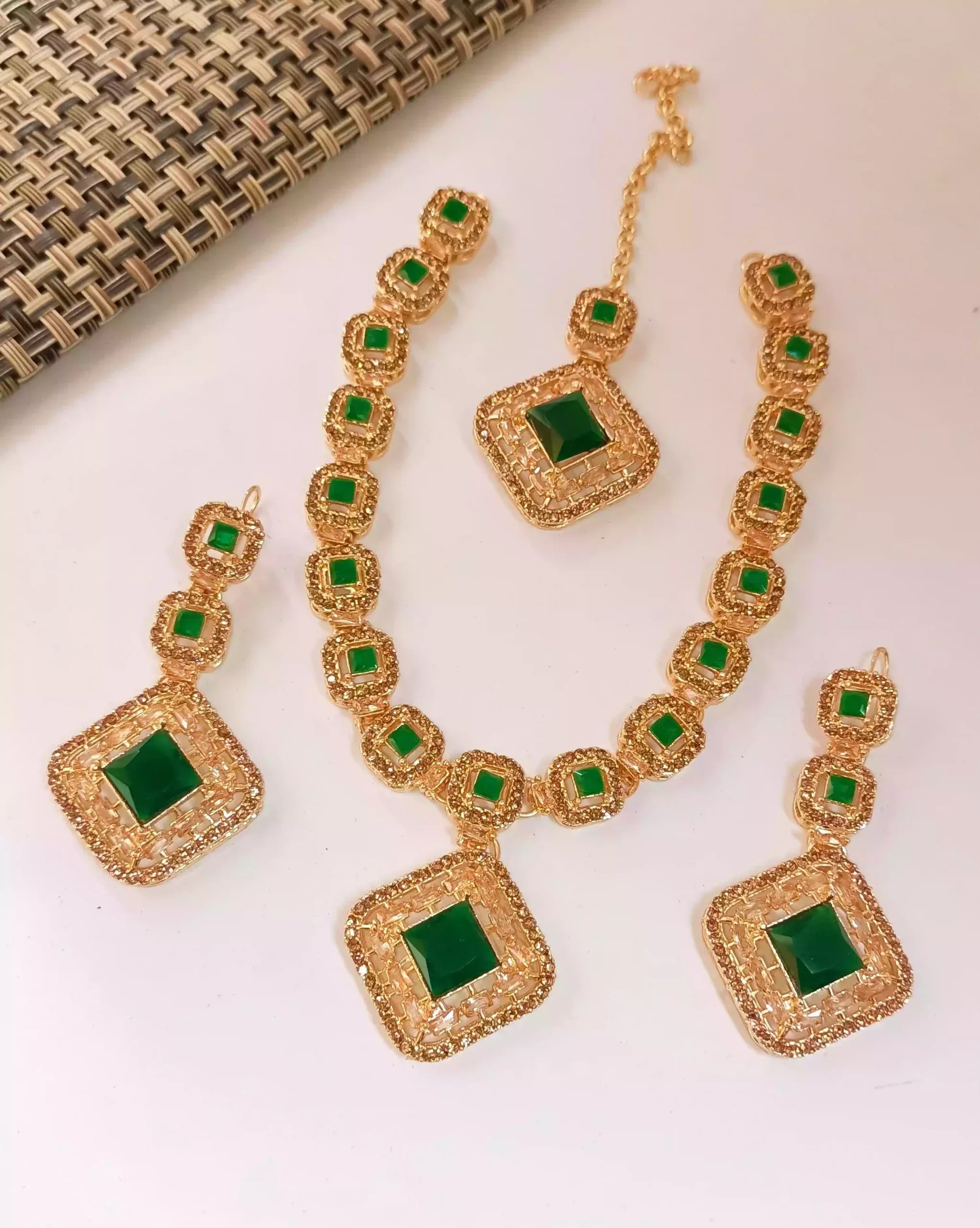 Zircon necklace set with teeka