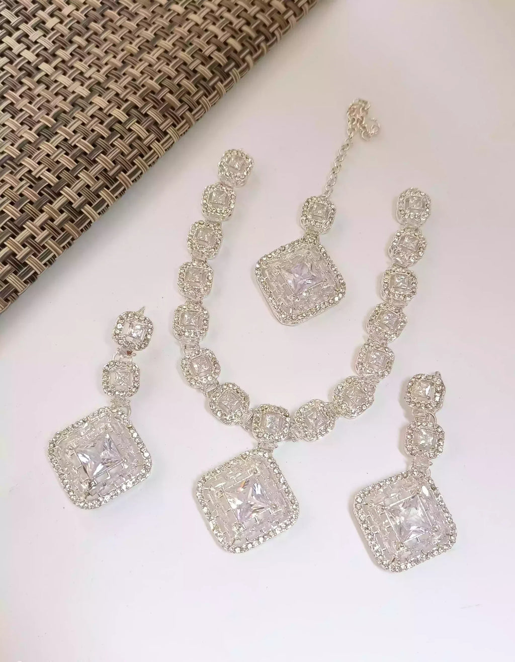 Zircon necklace set with teeka