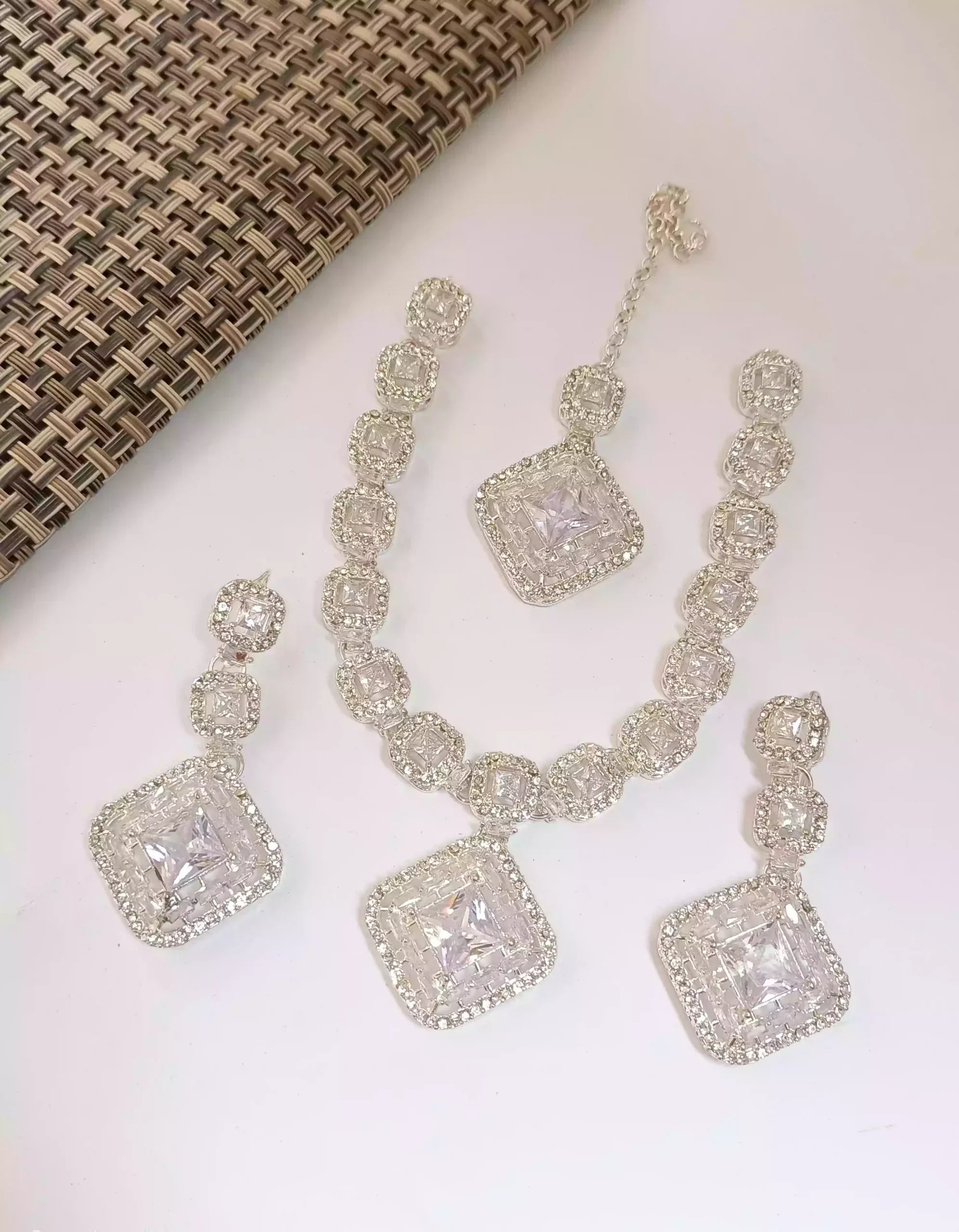 Zircon necklace set with teeka