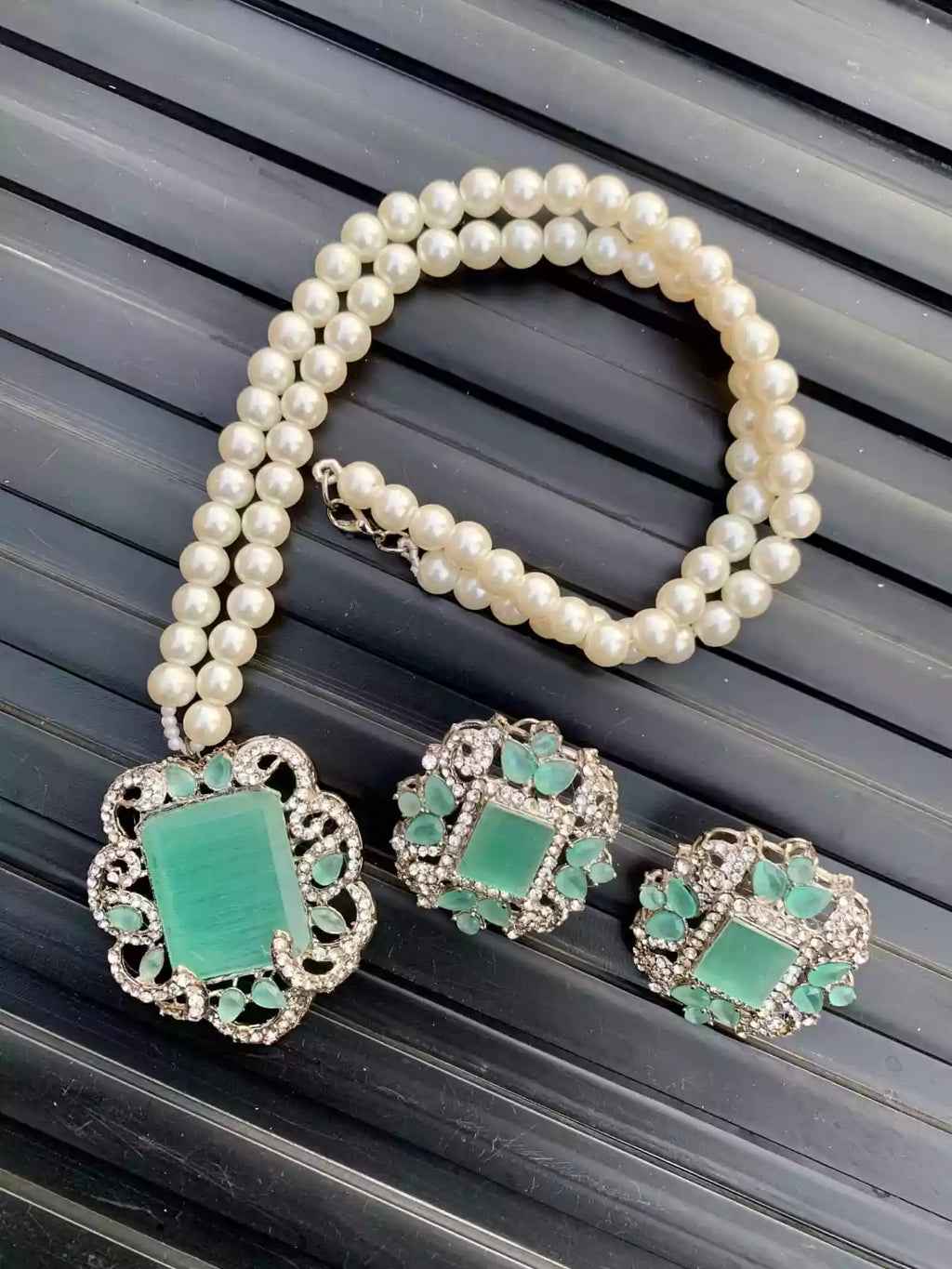Zircon big size pendant set