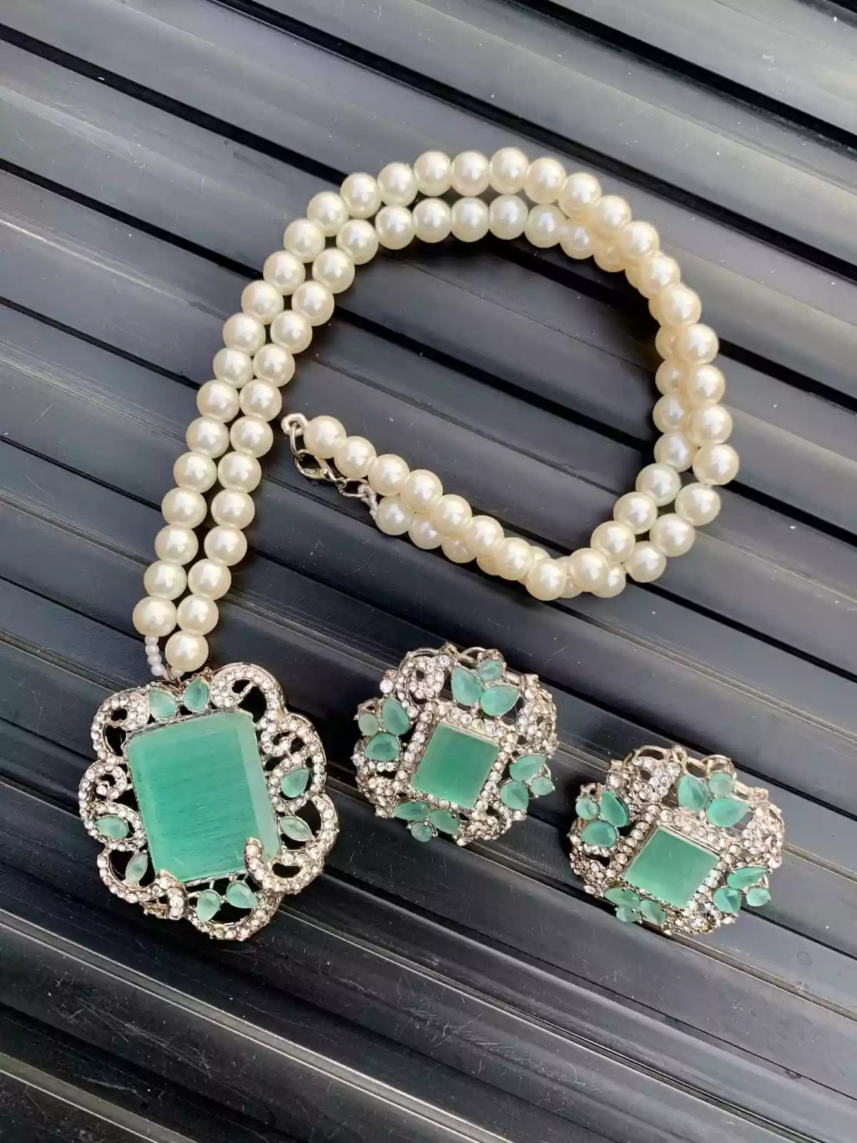 Zircon big size pendant set
