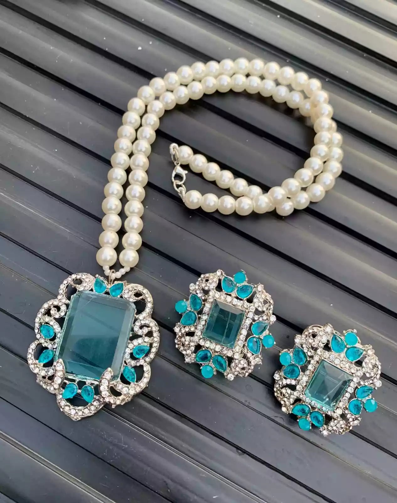 Zircon big size pendant set