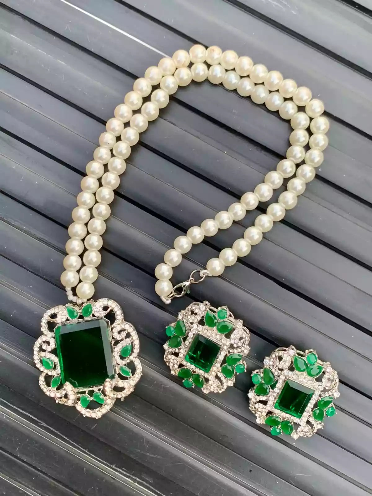 Zircon big size pendant set