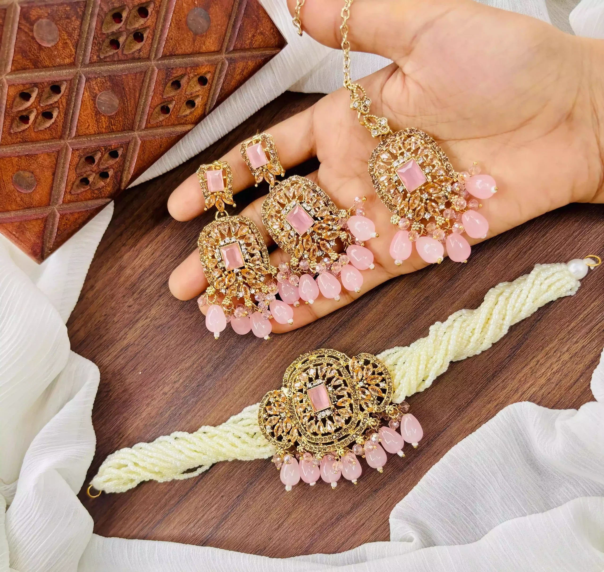 Zircon choker set with teeka