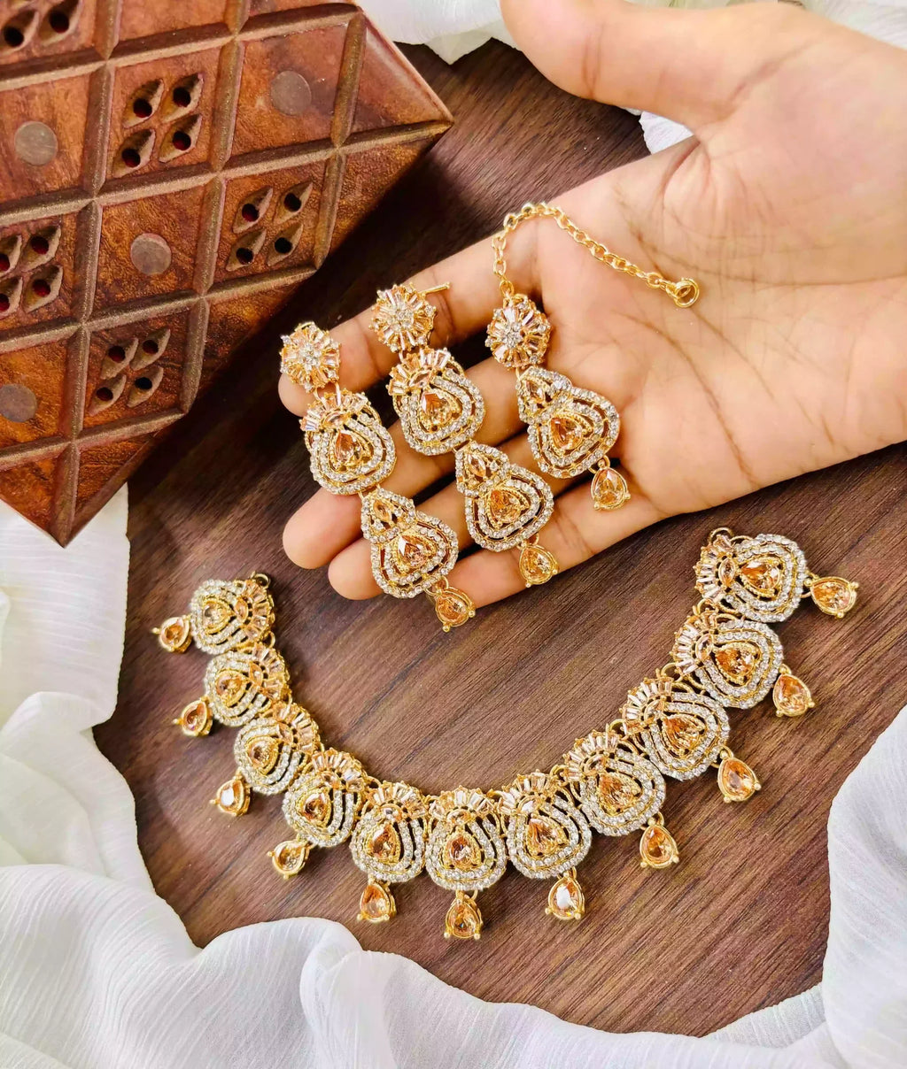 Zircon necklace set with teeka